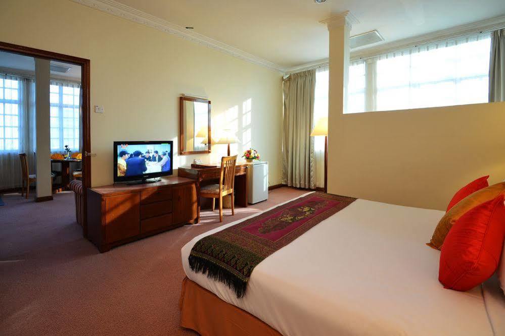 Holiday Villa Hotel City Centre Phnom Penh Eksteriør bilde